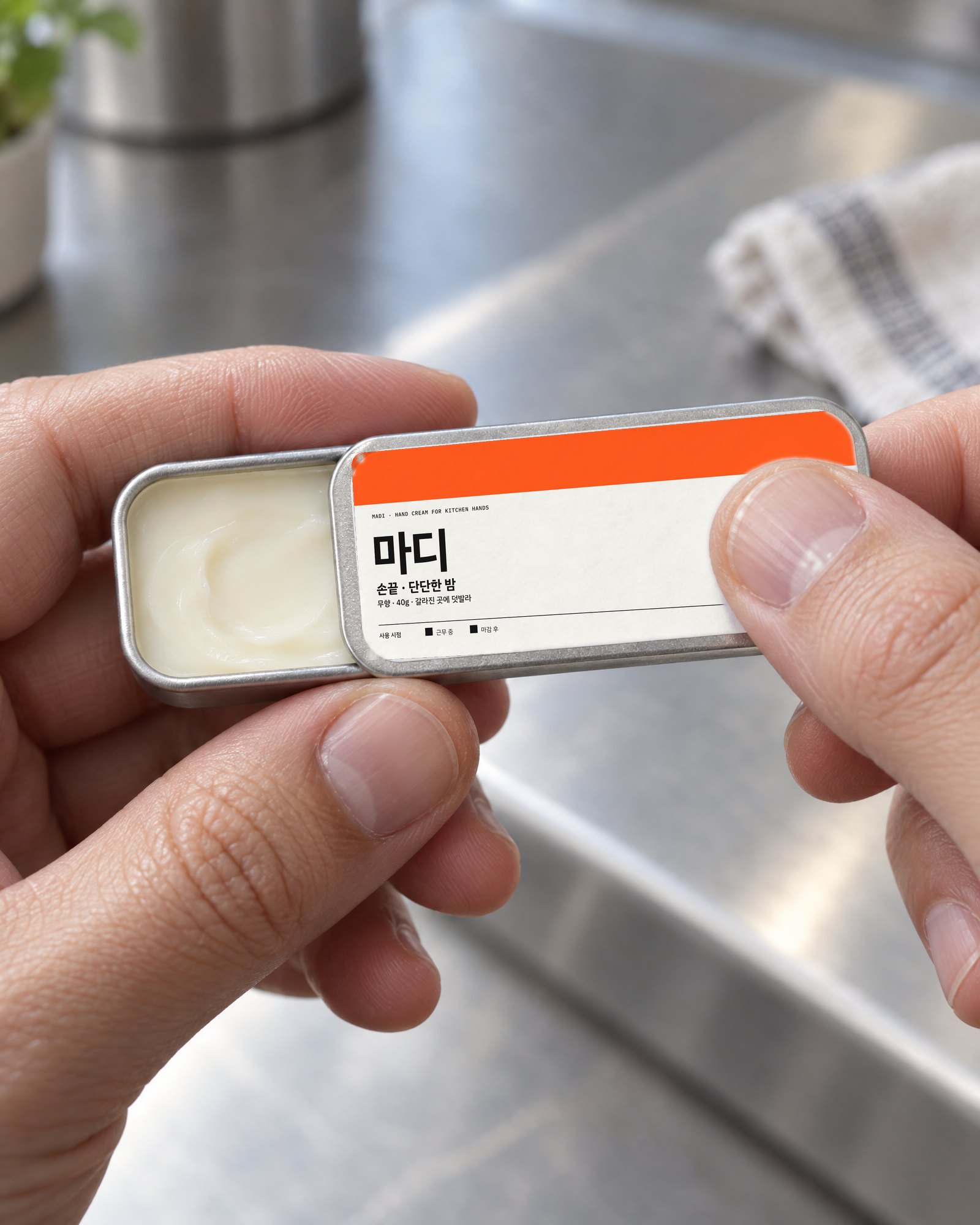원본 03 라벨을 원근에 맞춰 합성하고 엄지를 되살린 컷